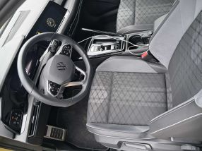 Volkswagen Golf - 2023
