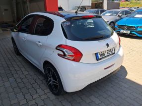 Peugeot 208 - 2015