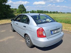 Hyundai Accent - 2010