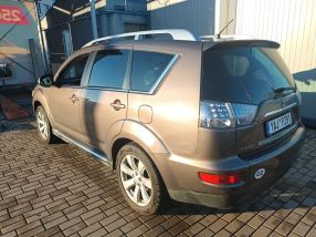 Mitsubishi Outlander - 2011