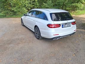 Mercedes-Benz E - 2021