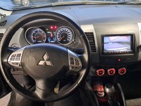 Mitsubishi Outlander - 2012