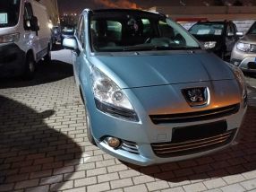 Peugeot 5008 - 2012