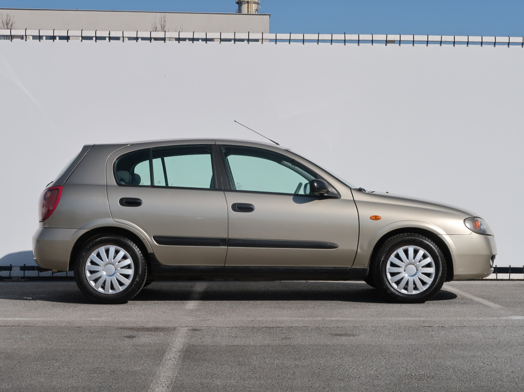 Nissan Almera