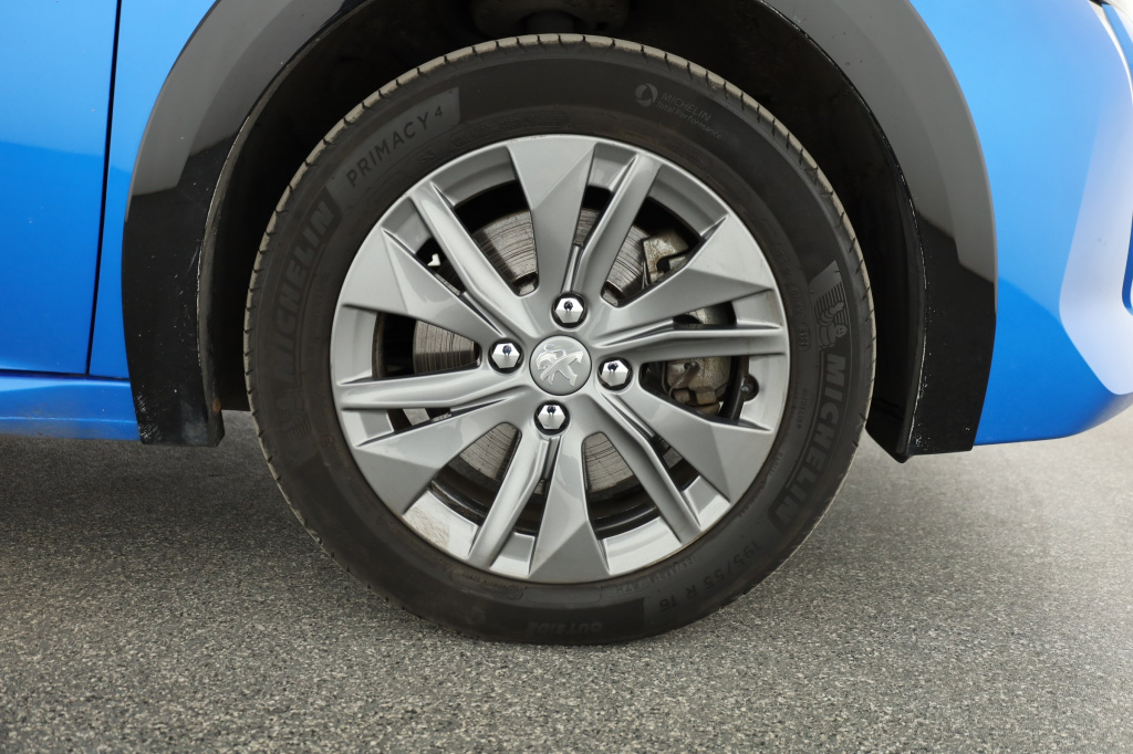 Peugeot e-208