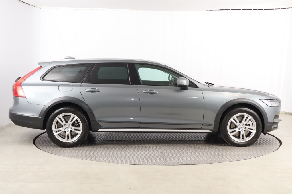 Volvo V90 Cross Country