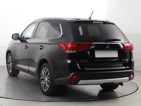 Mitsubishi Outlander - 2016