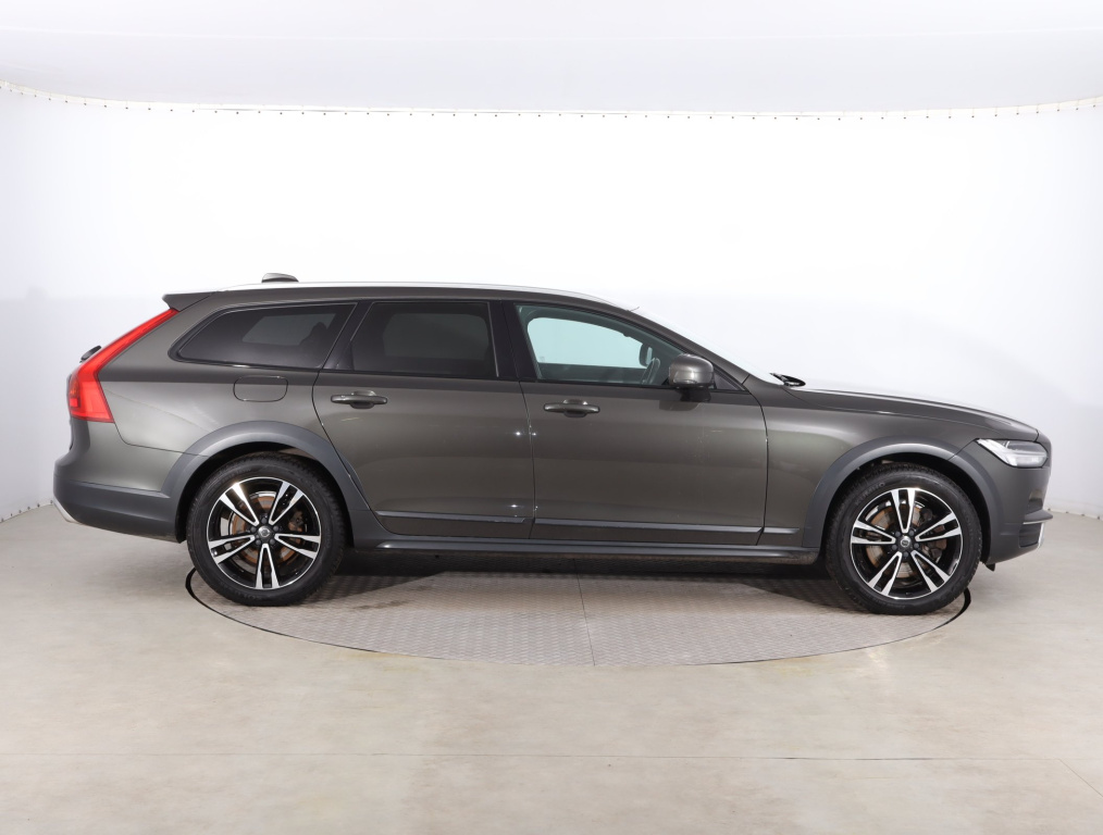 Volvo V90 Cross Country
