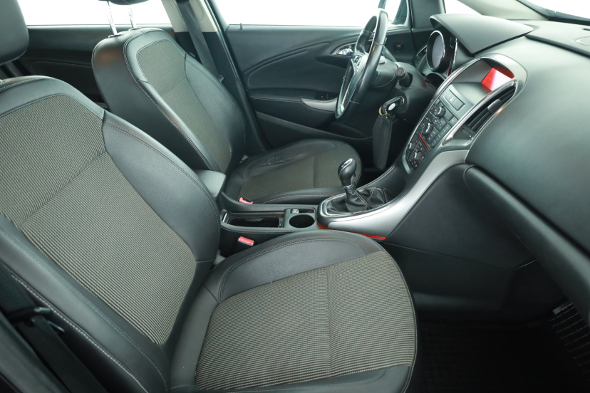 Opel Astra, 2011