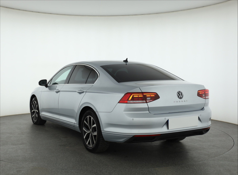 Volkswagen Passat, 2022