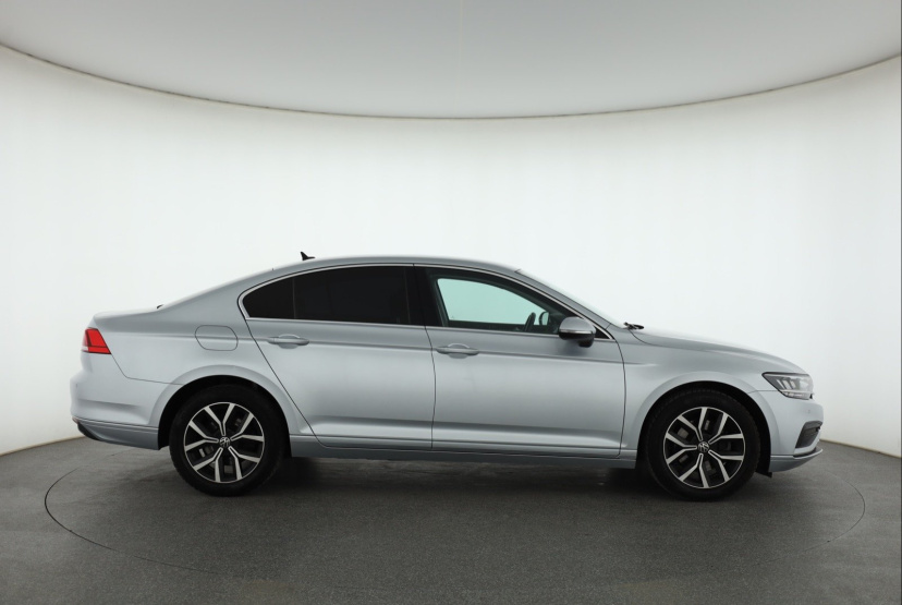 Volkswagen Passat, 2022