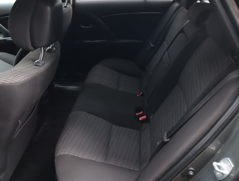 Toyota Avensis, 2011