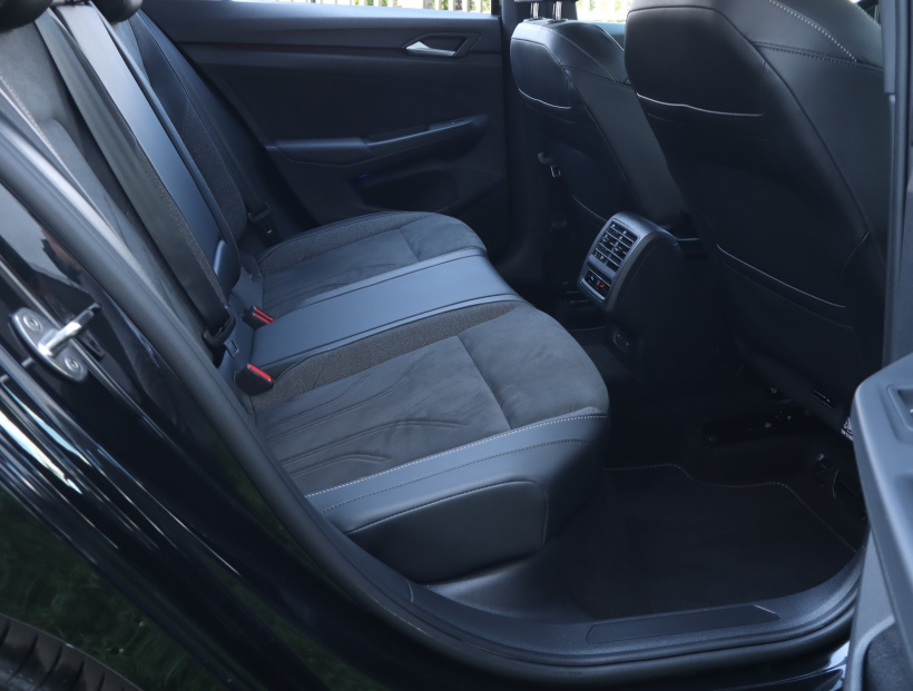 Volkswagen Golf, 2024