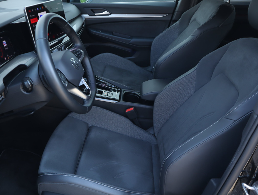 Volkswagen Golf, 2024