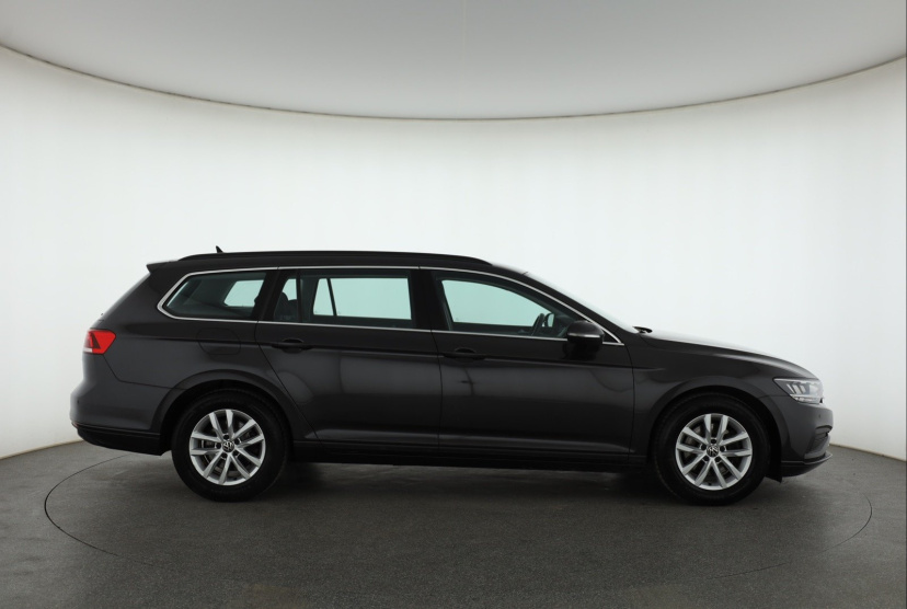 Volkswagen Passat, 2022