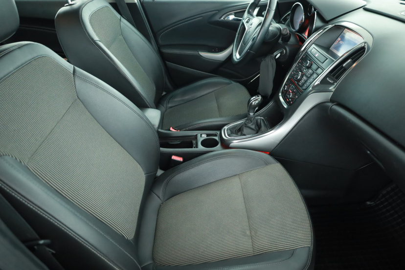 Opel Astra, 2011