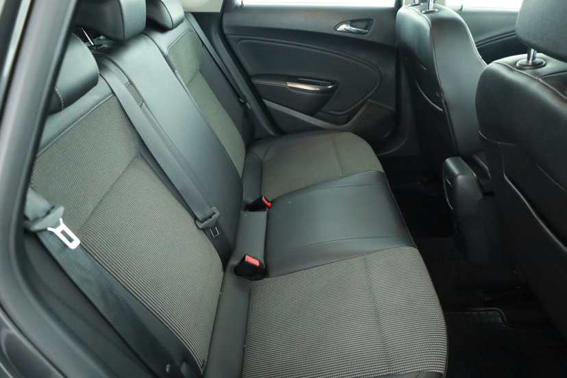 Opel Astra, 2011