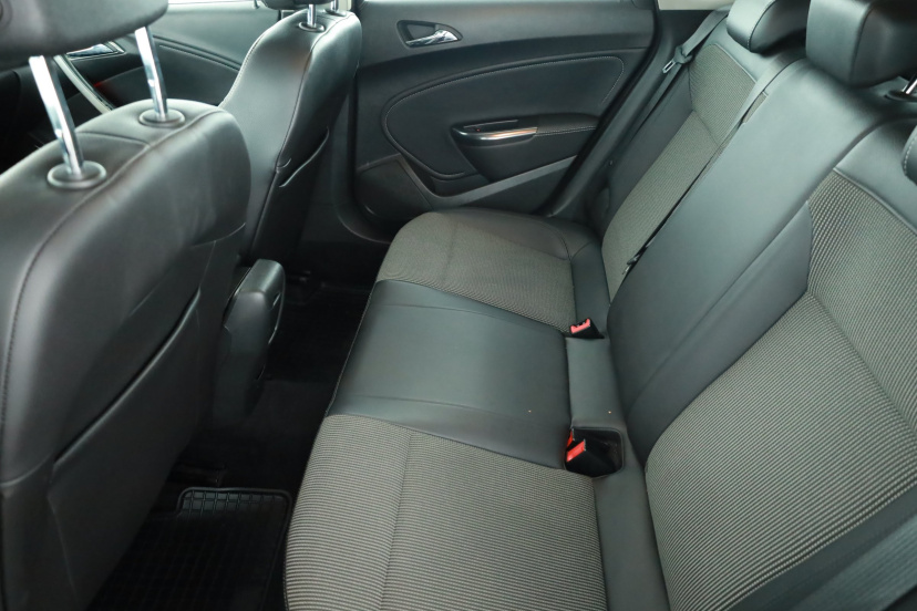 Opel Astra, 2011