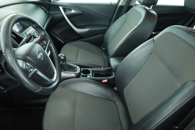 Opel Astra, 2011