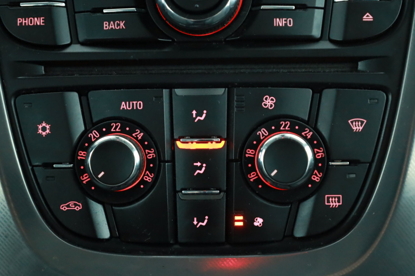 Opel Astra, 2011