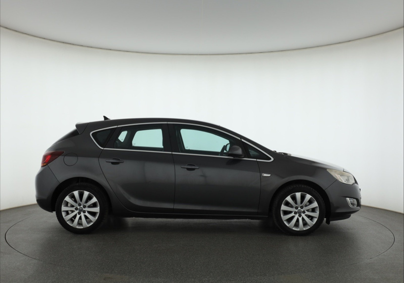 Opel Astra, 2011