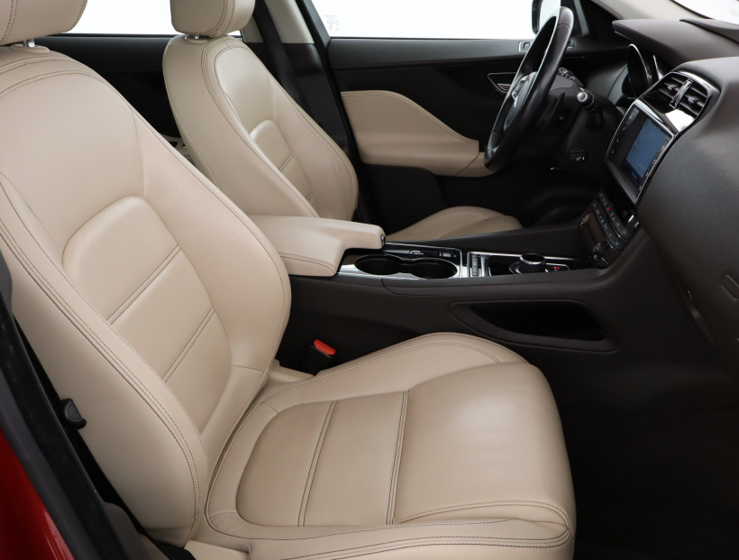 Jaguar F-Pace, 2016