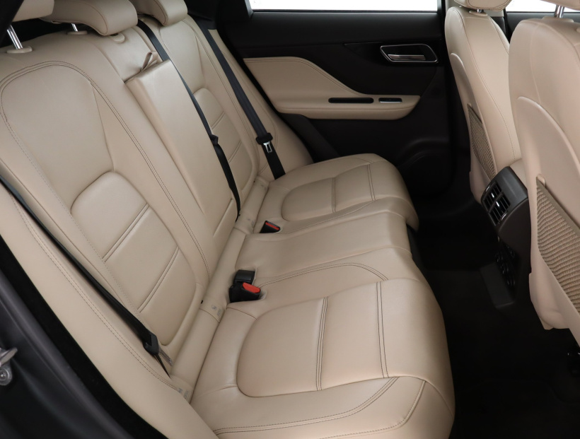 Jaguar F-Pace, 2016