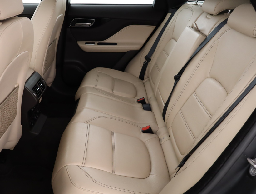 Jaguar F-Pace, 2016