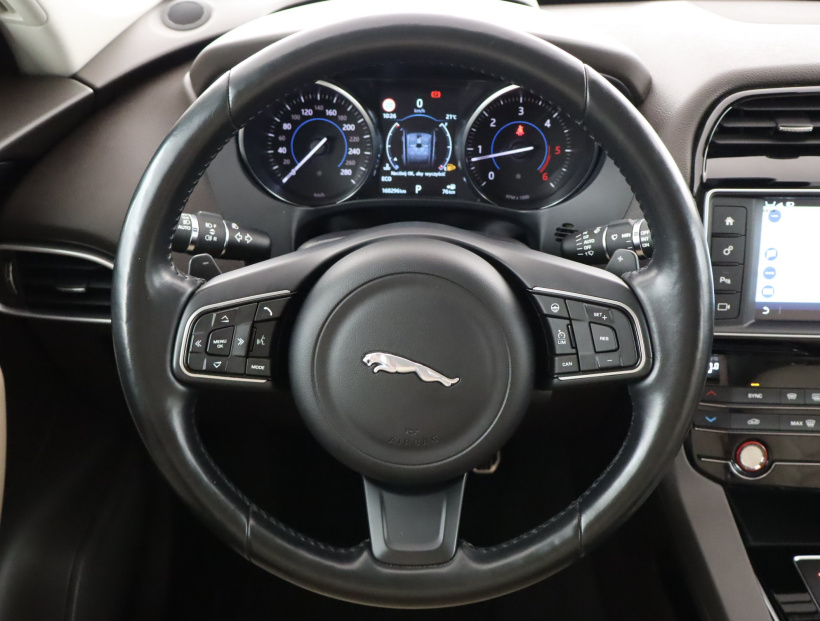 Jaguar F-Pace, 2016