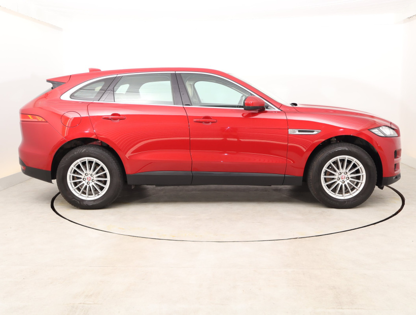 Jaguar F-Pace, 2016