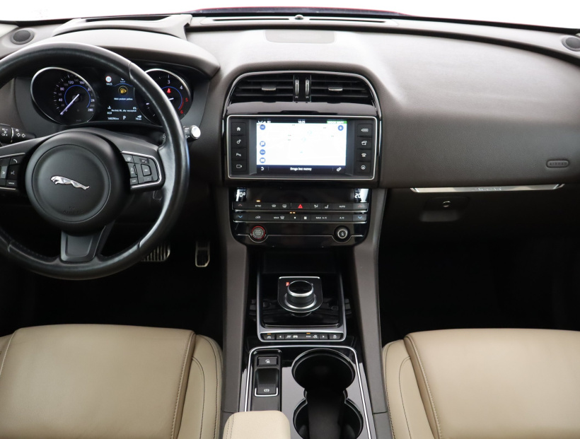 Jaguar F-Pace, 2016