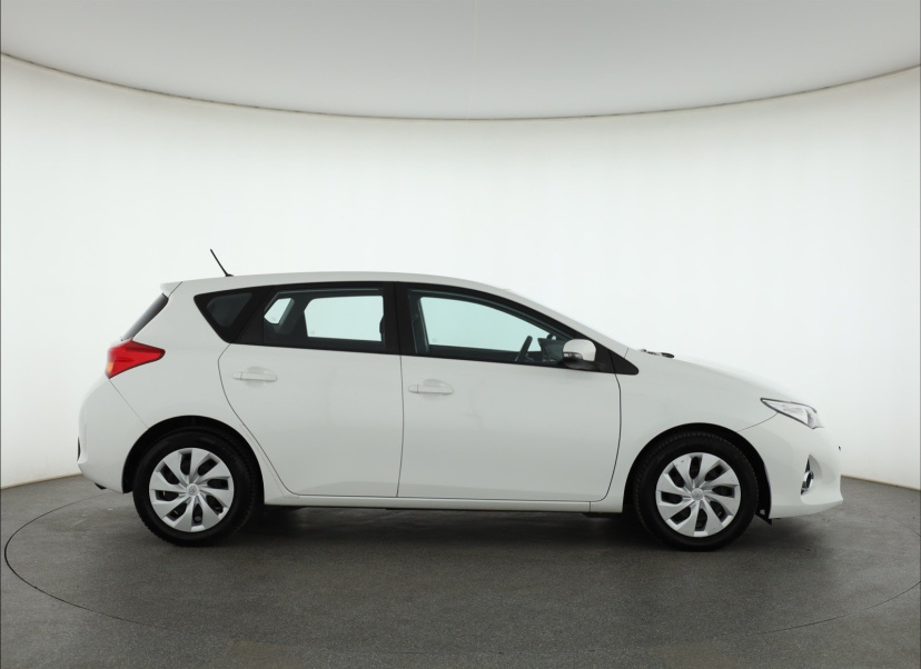 Toyota Auris, 2015