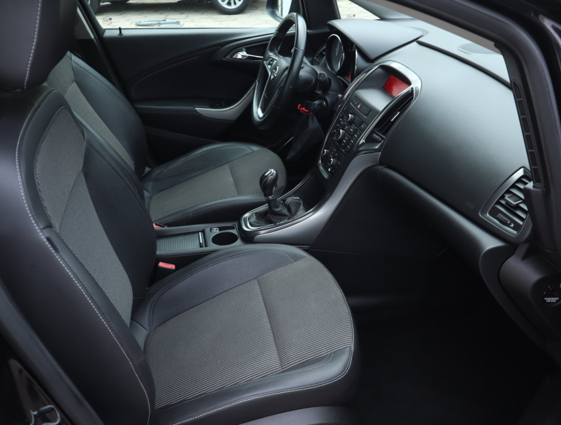 Opel Astra, 2011