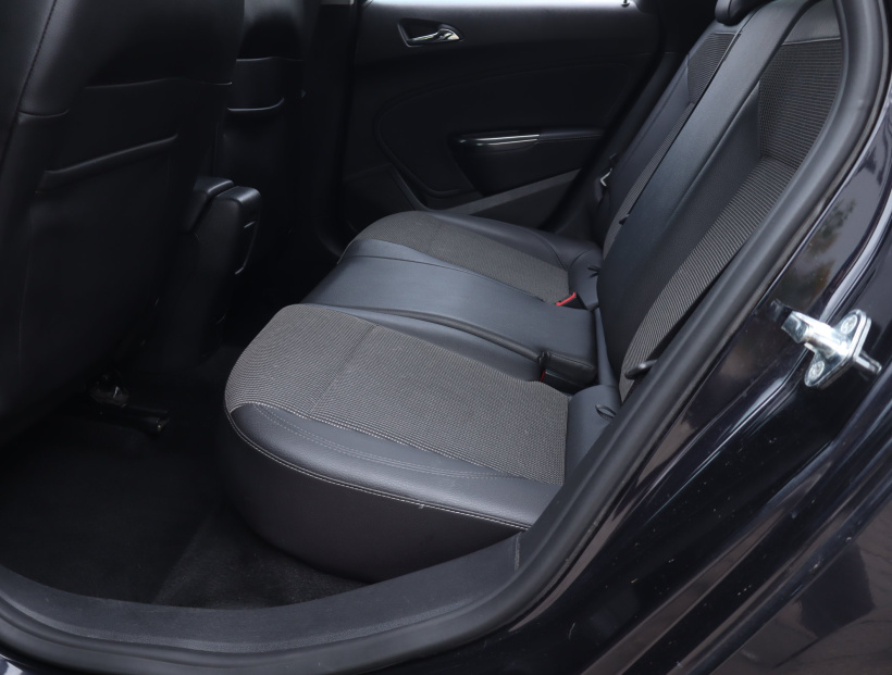 Opel Astra, 2011