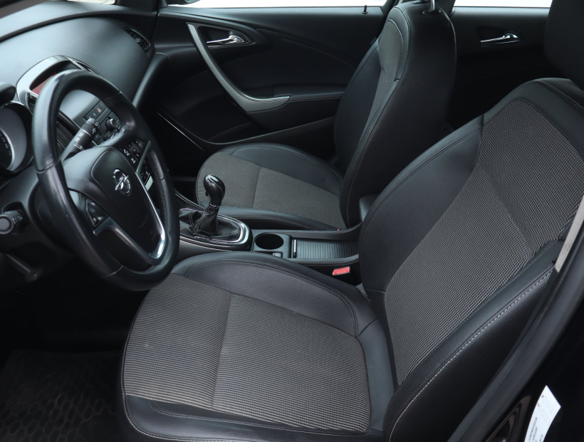 Opel Astra, 2011