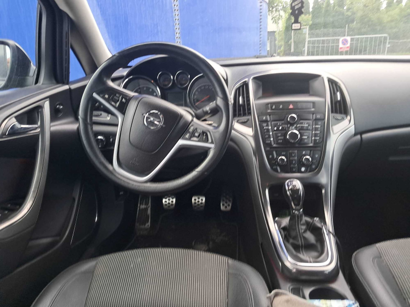 Opel Astra, 2011