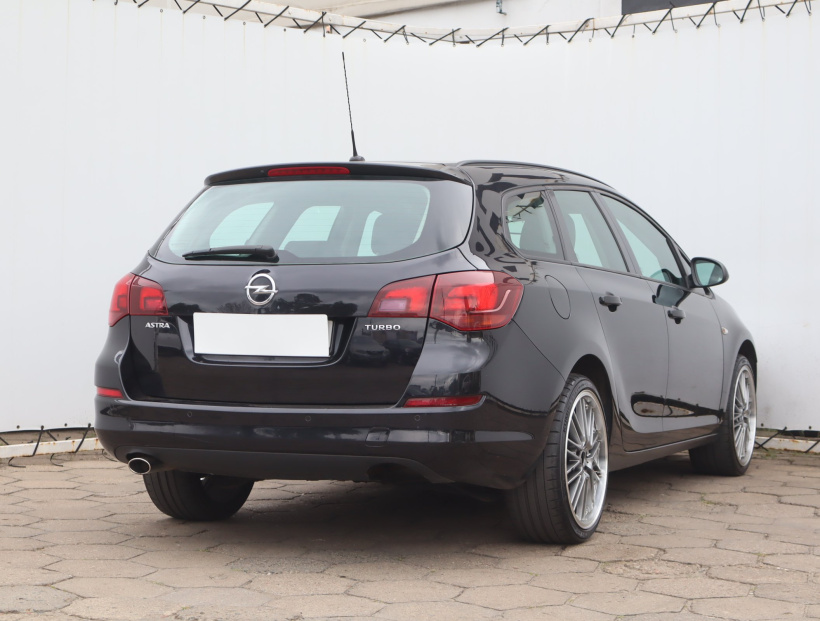 Opel Astra, 2011