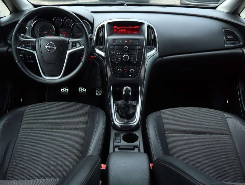 Opel Astra, 2011