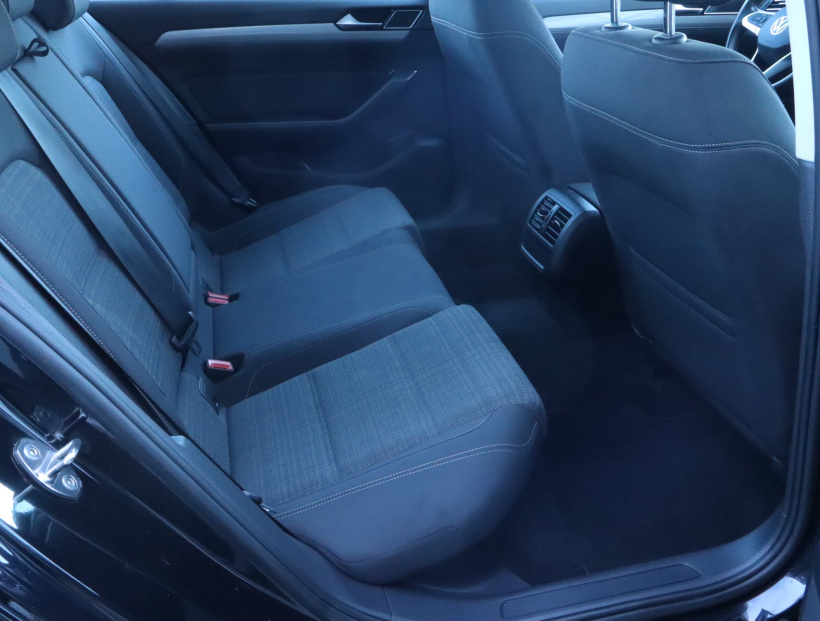 Volkswagen Passat, 2022