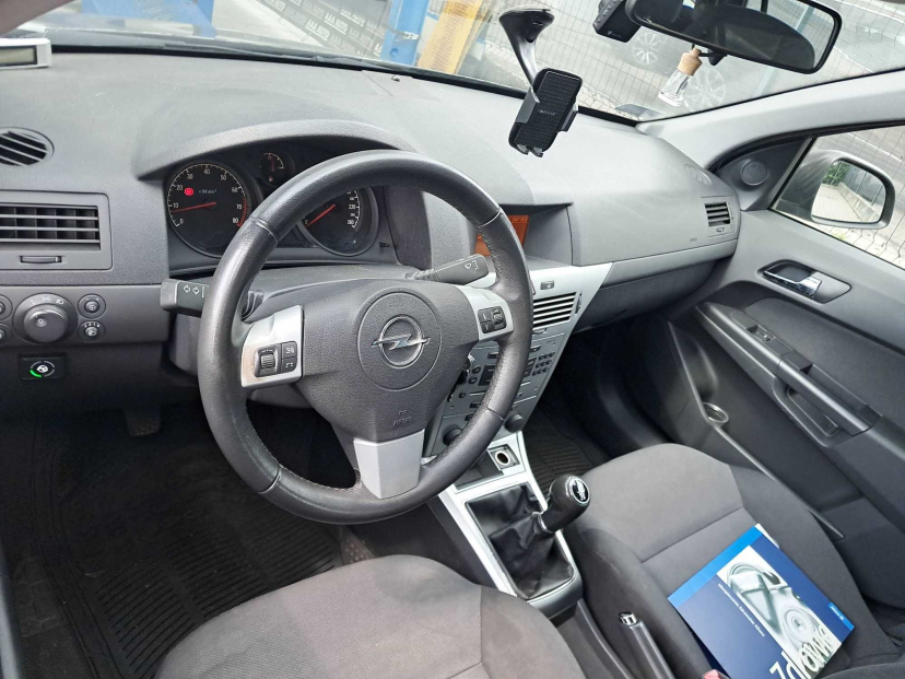Opel Astra, 2011