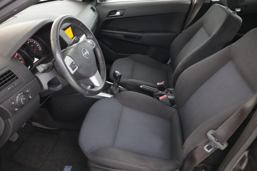 Opel Astra, 2011