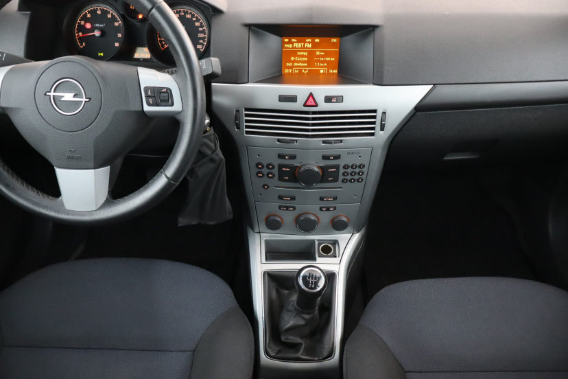 Opel Astra, 2011