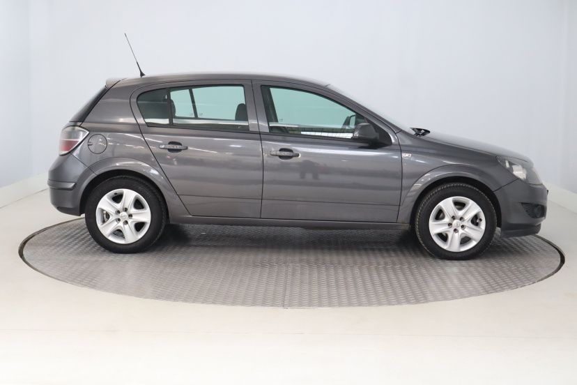 Opel Astra, 2011