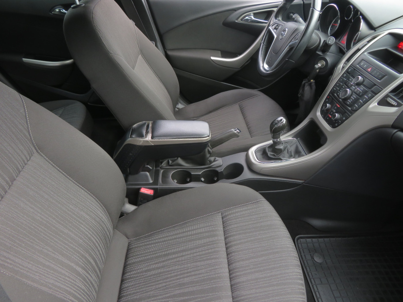Opel Astra, 2011