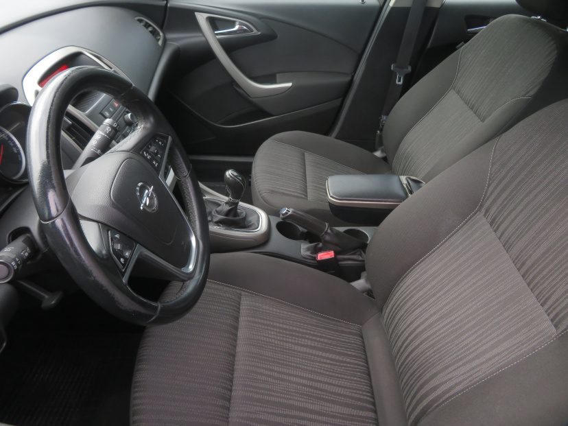 Opel Astra, 2011