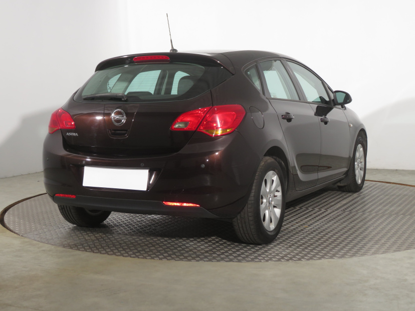 Opel Astra, 2011