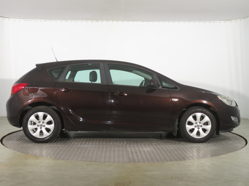 Opel Astra, 2011