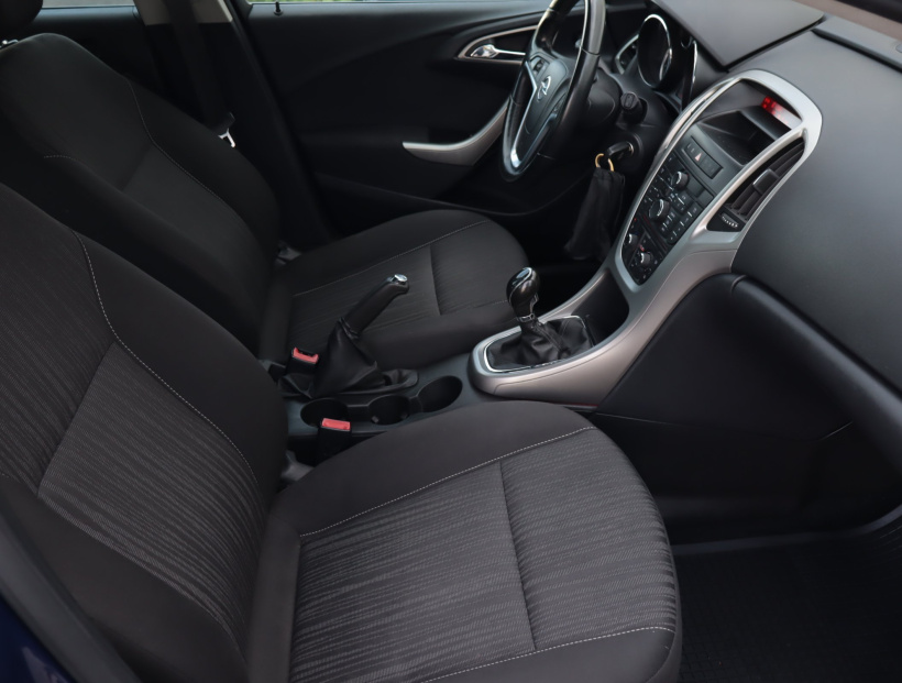 Opel Astra, 2011