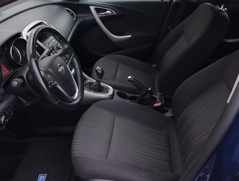 Opel Astra, 2011