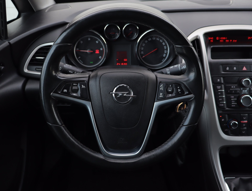 Opel Astra, 2011